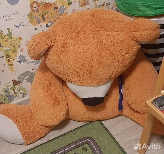 Большой плюшевый медведь