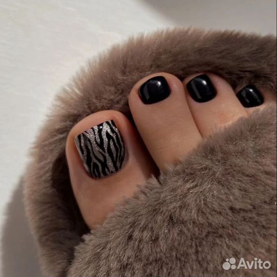 Модель на педикюр