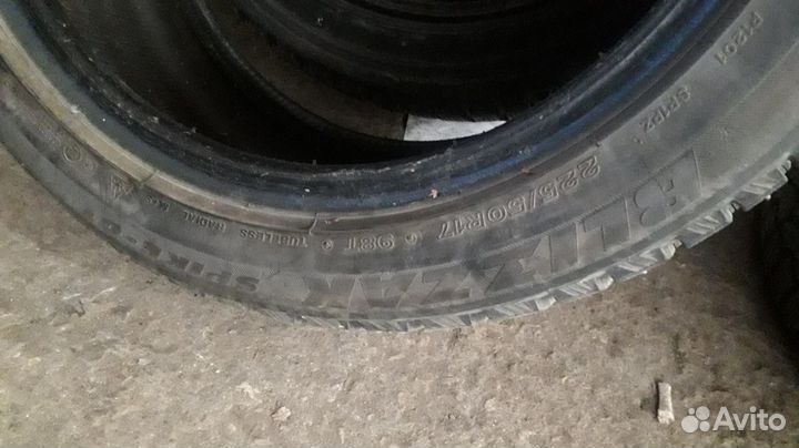 Bridgestone Blizzak Spike-01 225/50 R17