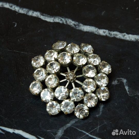 Брошь круглая с белыми стразами