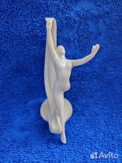 Фарфоровая статуэтка 
