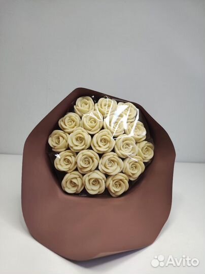 Букет из 19 Шоколадных Роз (Белый Шоколад)