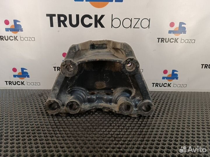 1785815 Кронштейн передней рессоры правы