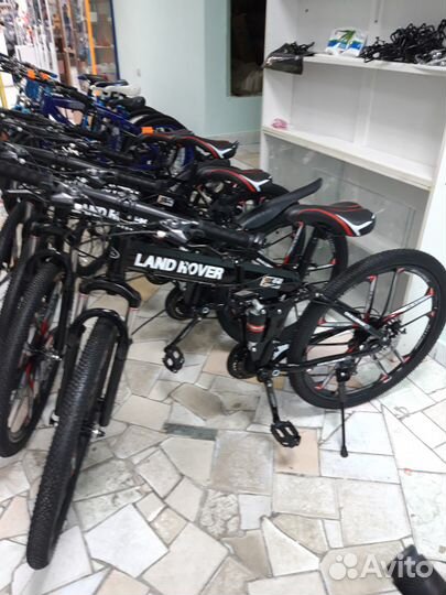 Велосипед черный на белом литье