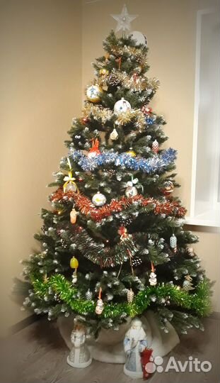 Ель искусственная заснеженная с шишками 210 см