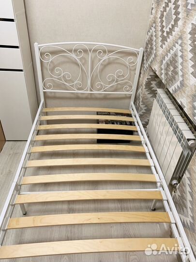 Кровать с матрасом 90*200