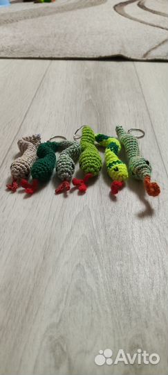 Вязаный брелок змейка