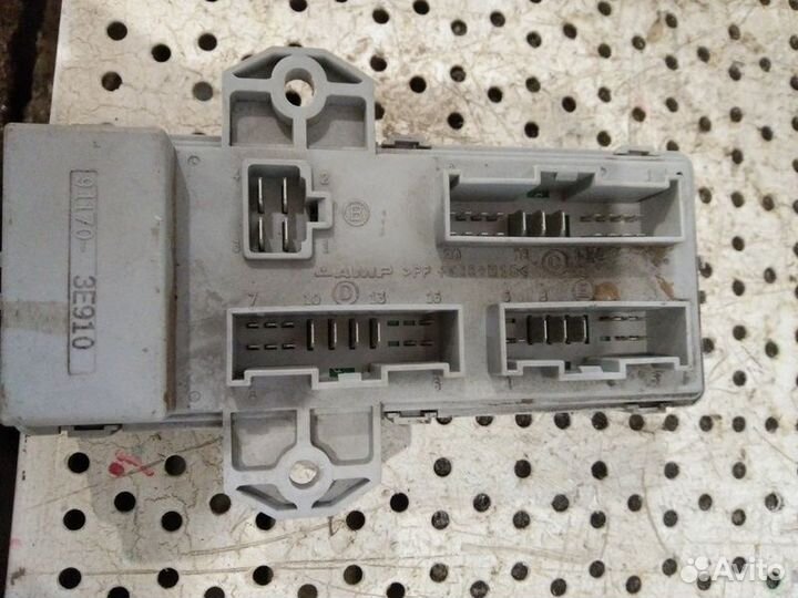 Блок предохранителей салонный Kia Sorento