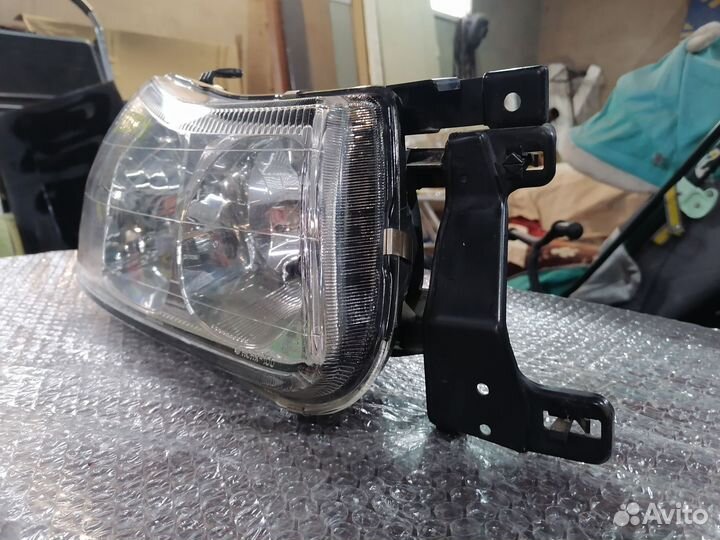 Фара на Nissan Liberty правая