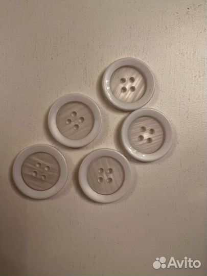 Пуговицы белые