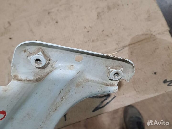 Кронштейн крыла передний правый левый Octavia A7