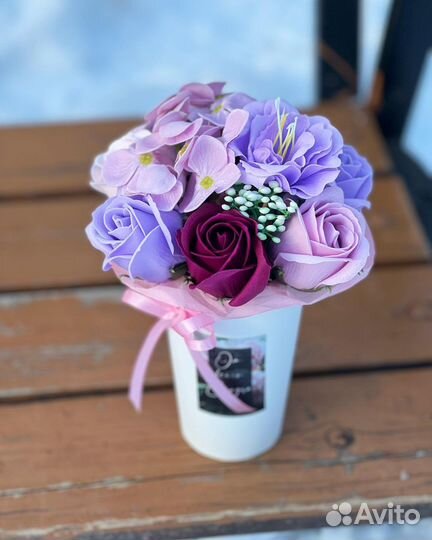 Букет из мыльных роз, ромашки, камелии, гортензии