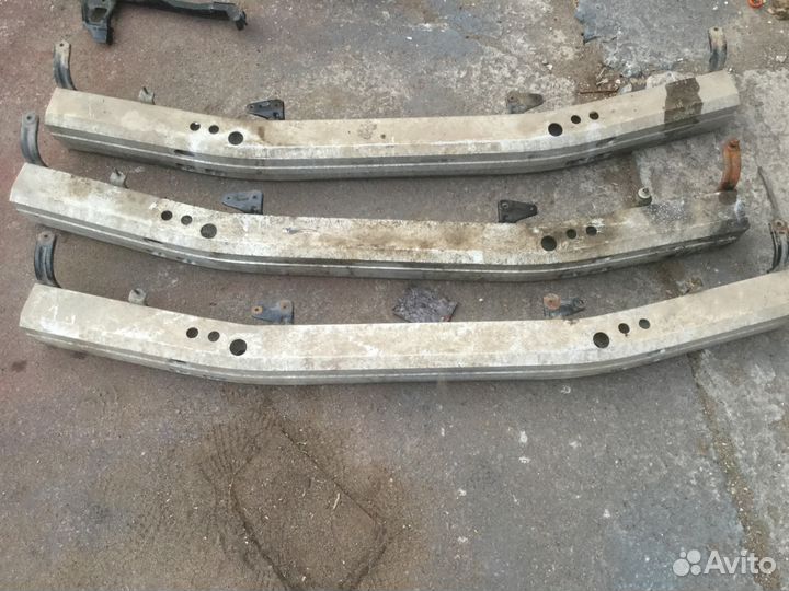 Toyota Land Cruiser 200 усилитель переднего бампер