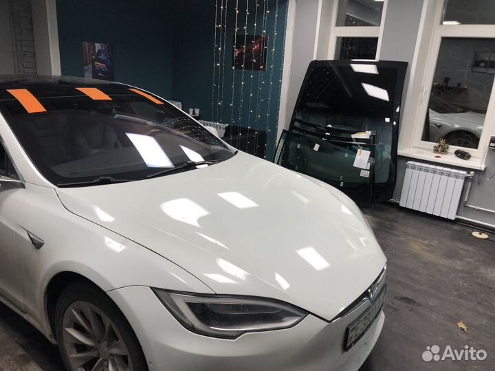 Стекло панорамной крыши Tesla Model 3