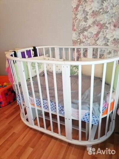 Детская кроватка с маятником