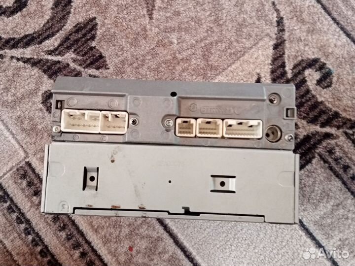 Магнитофон на тойота авенсис