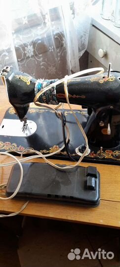 Швейная машинка,ножная с эл.приводом.с тумбой