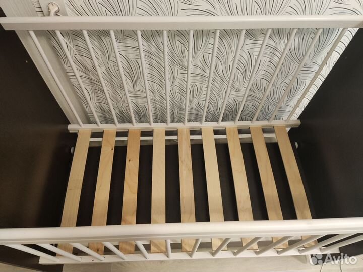 Детская кроватка с маятником