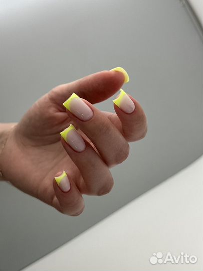 Модель на маникюр