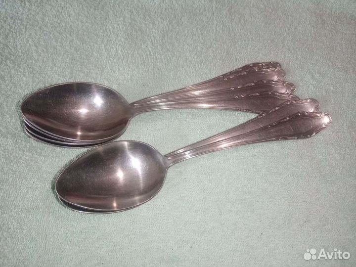 Ложки, вилки, дуршлаг, кастрюля