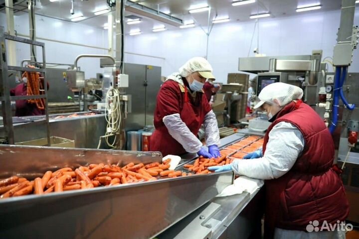 Рабочий, на укладке готовой продукции на вахте
