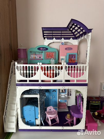 Большой кукольный домик с мебелью