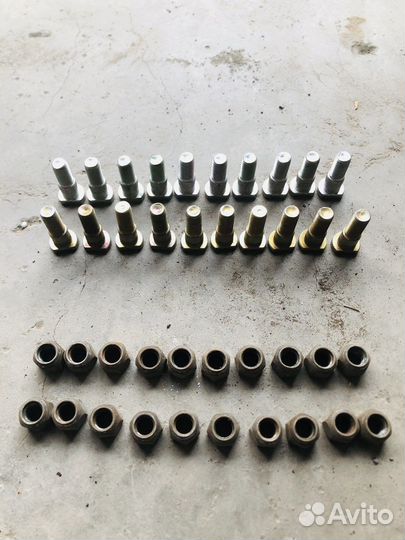 Шпильки с гайками на Ваз Нива. Новые