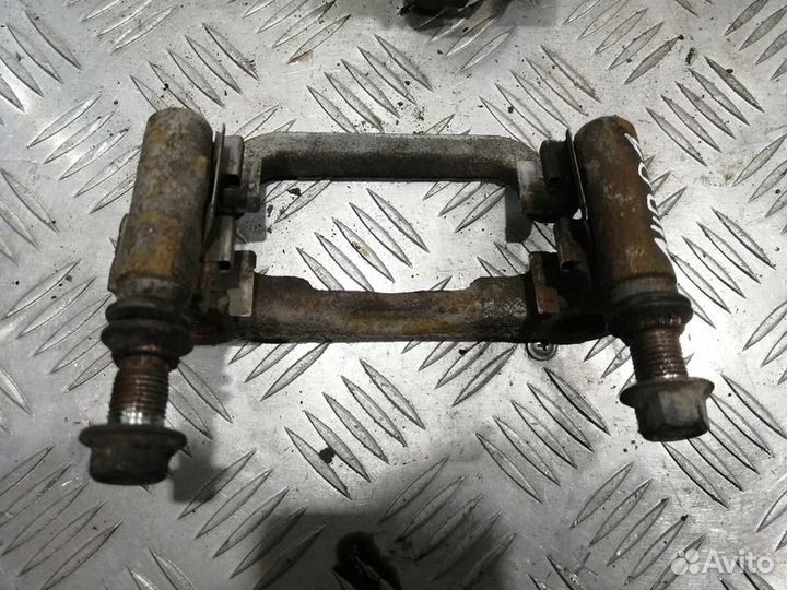 Скоба заднего тормозного суппорта Nissan Teana J31