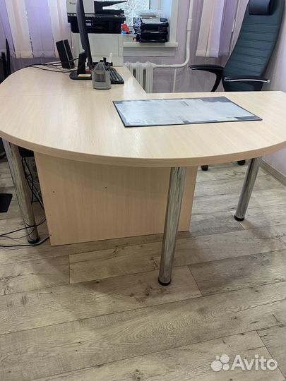 Офисный стол