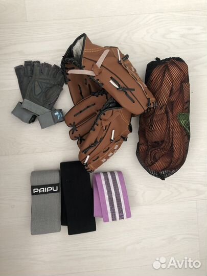 Перчатки и мяч для бейсбола