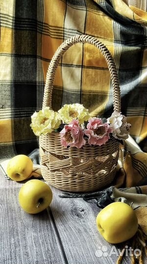 Корзина плетеная из бумажной лозы