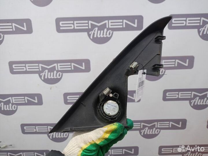 Накладка зеркала внутренняя с динамиком правая