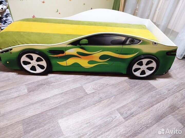 Детская кровать-машинка