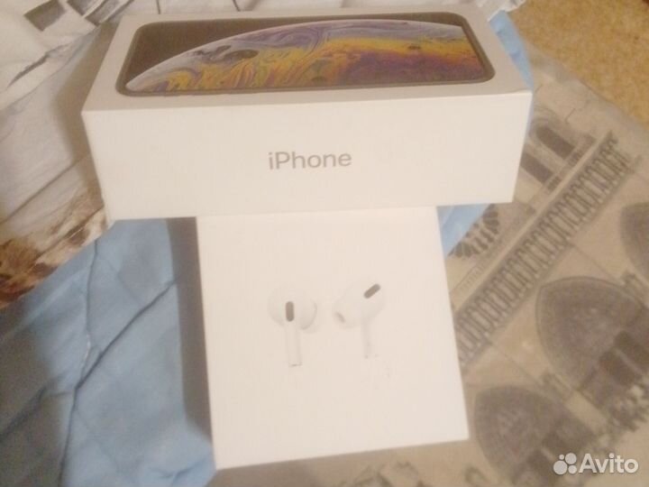 Оригинальные коробки от iPhone XS и AirPods Pro