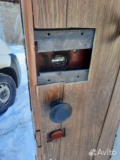 Металлическая дверь