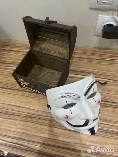 Маска гая фокса и копилка