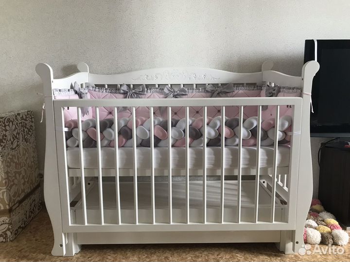 Детская кроватка с маятником