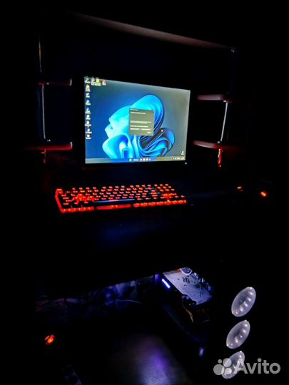 Игровой компьютер со столом и креслом
