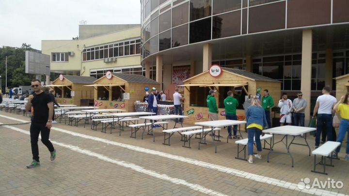 Уличный фаст фуд и бар на берегу моря