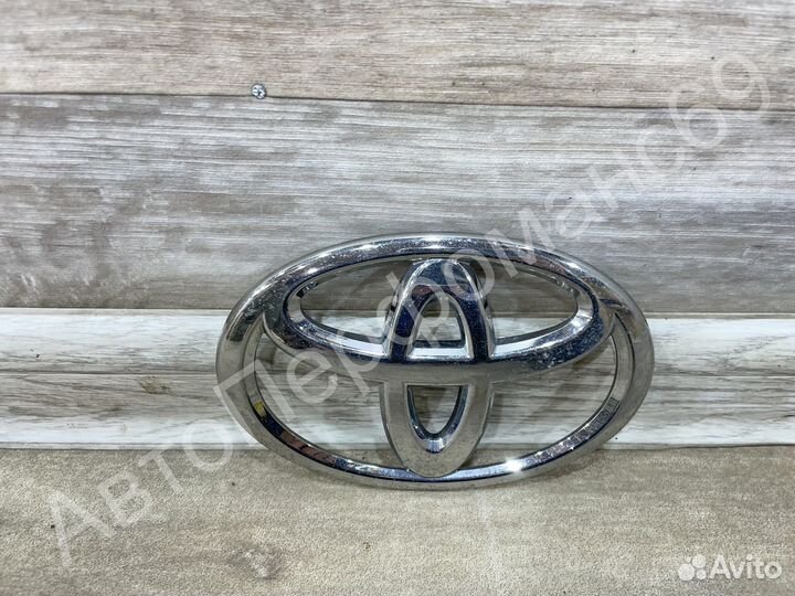 Эмблема передняя Toyota Camry 50 (2011-2017)