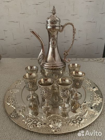 Серебряный поднос с кувшином и рюмками