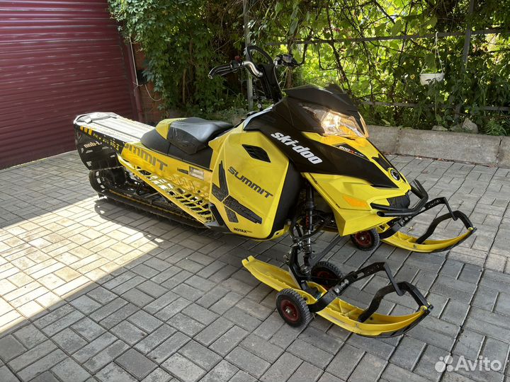 BRP Ski-Doo Summit X T3