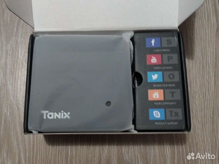 Новая smart тв приставка Tanix W2