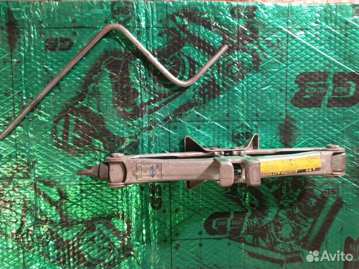 Домкрат автомобильный