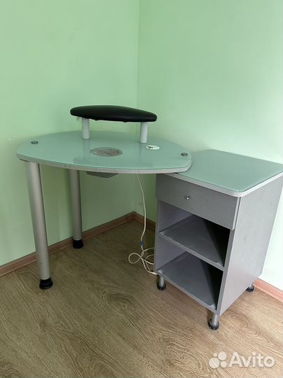 Маникюрный стол