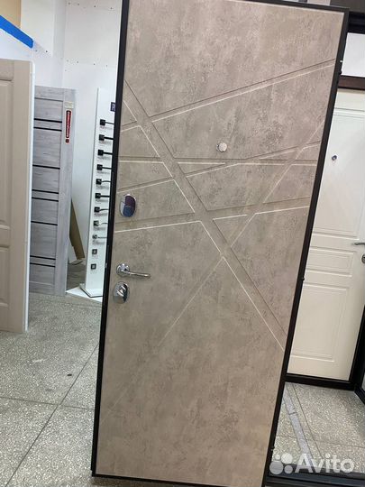 Дверь входная металлическая новая