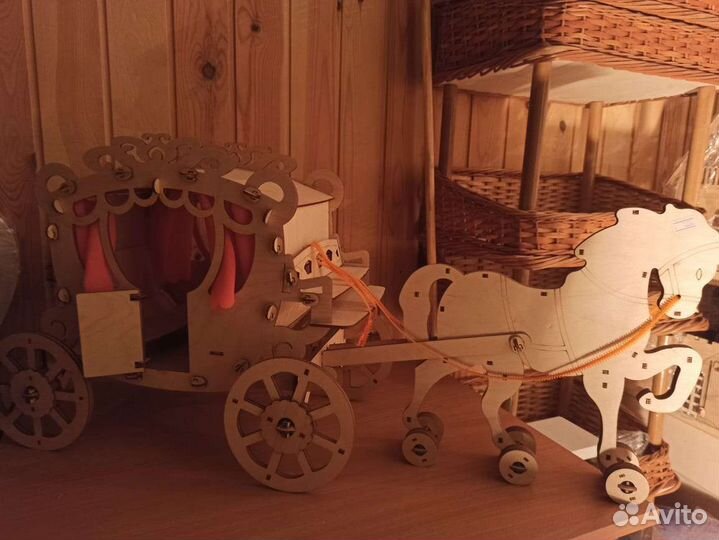 Игрушка карета с лошадью