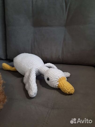 Гусь обнимусь вязаный