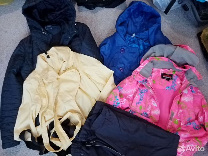 Пакетом вещи на девушку