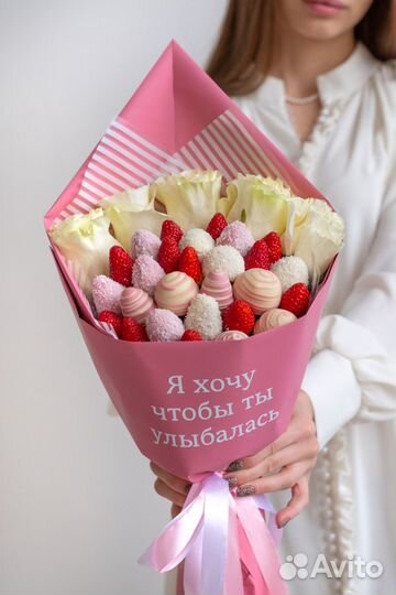 Букет из клубники в шоколаде с розами